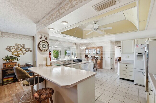 Building Photo - 9807 W Mockingbird Dr