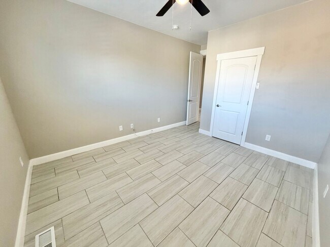 Building Photo - 2044 Sherman Rd