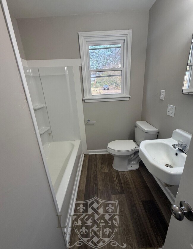 Building Photo - 2211 Larimore Dr