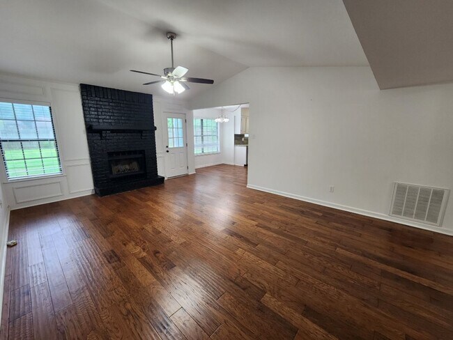 Building Photo - 41 Oak Forest Loop