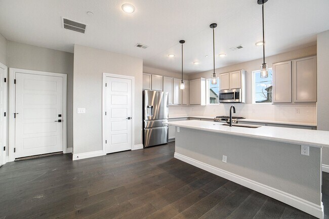 Building Photo - Like New end-unit Townhome at Victory Ridge!