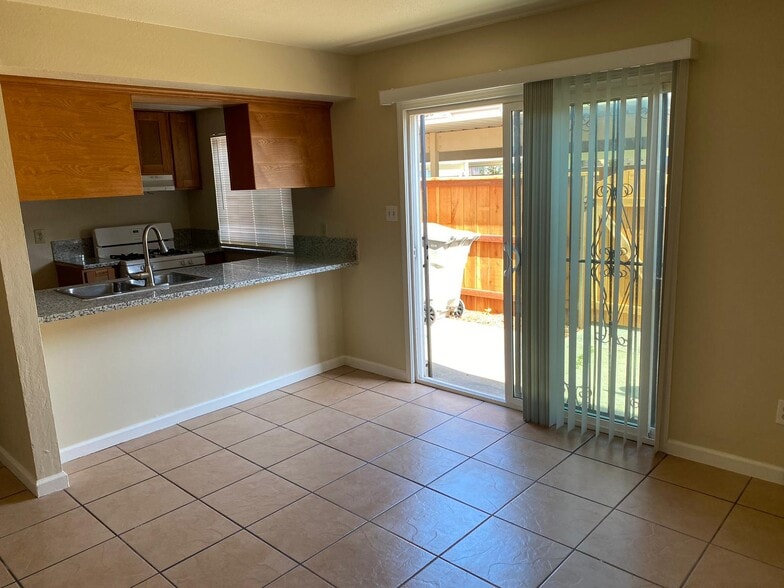 Dinning room and outdoor patio - 4223 Weymouth Ln
