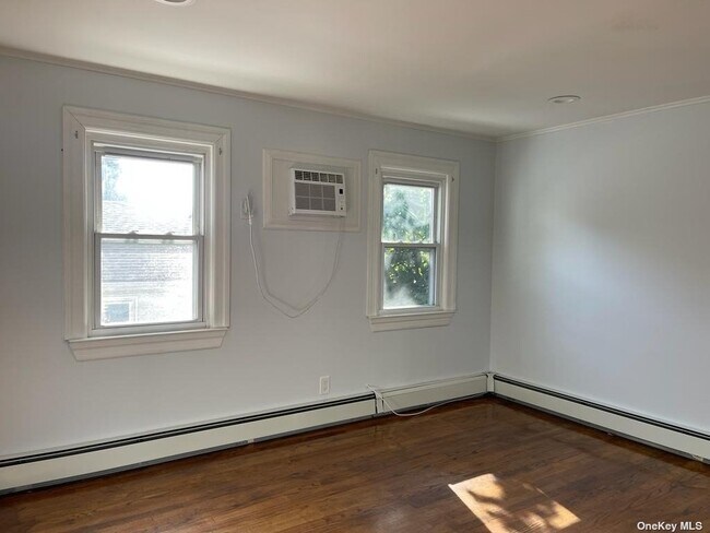 Building Photo - 2 5th St