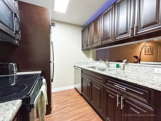 Building Photo - Beautiful 4/4 Condo in University Terrace