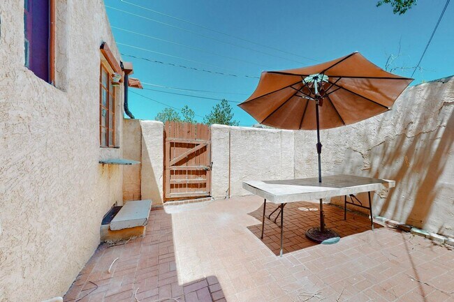 Building Photo - 212 Mesa St SE