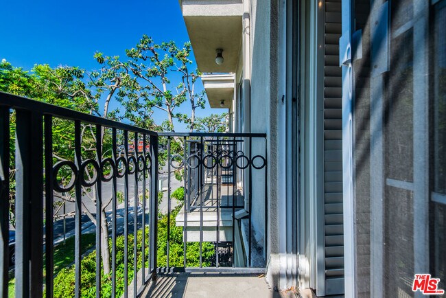 Building Photo - 458 N Oakhurst Dr