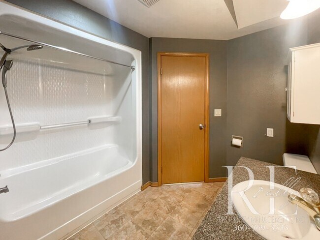 Building Photo - Stunning 3-Bedroom Home with Vaulted Ceilings, RV Parking & Fenced Yard!