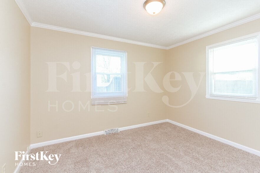 Building Photo - 702 Delbrook Dr