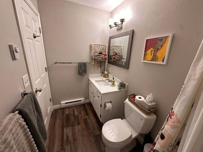 Building Photo - Quiet Kirkland Condo near Downtown Availab...