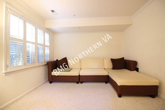 Building Photo - 2304 N Greenbrier Ct
