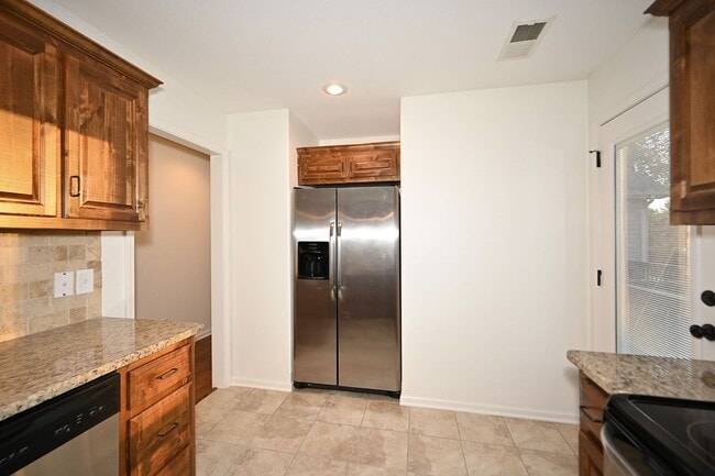 Building Photo - Cute 3-bedroom, 2 bath home with 1 car gar...