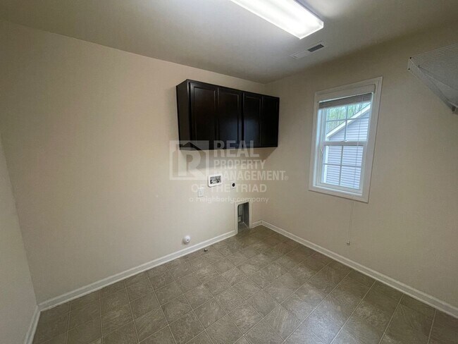 Building Photo - Breathtaking 4bd/3ba Deluxe home next to L...