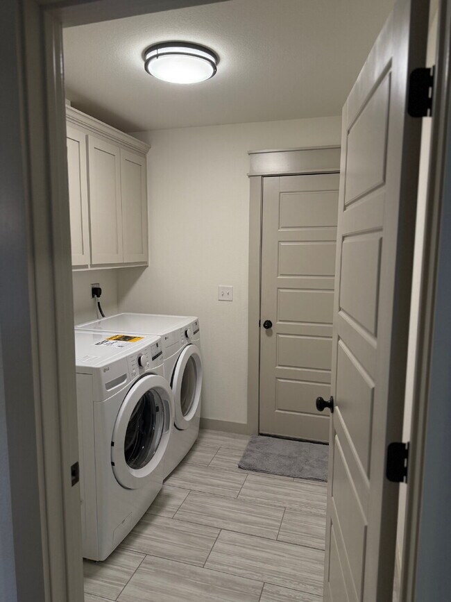 Building Photo - Charming Furnished 3-Bedroom 2 Bath Home i...