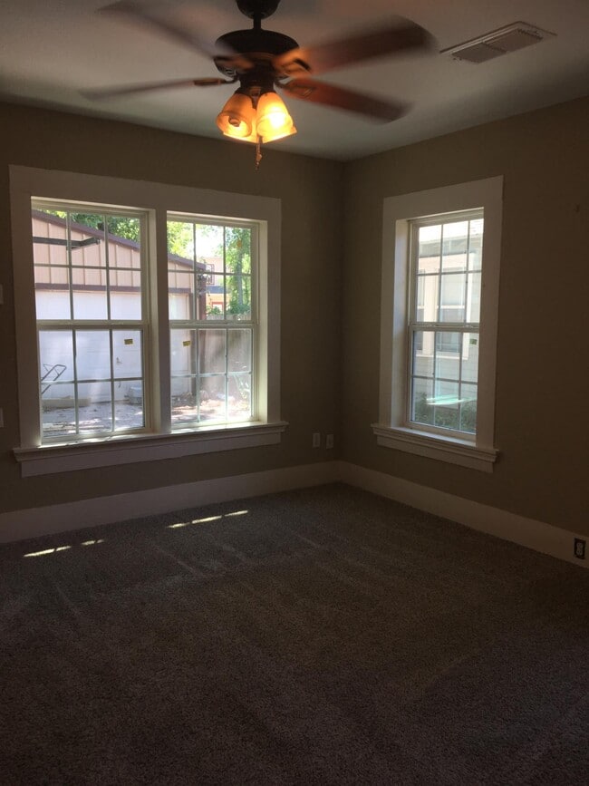 Building Photo - 916 N Austin St