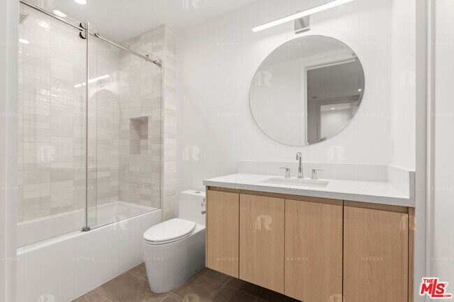 Building Photo - 1541 1/2 Hi Point St