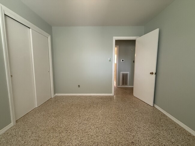 Building Photo - 2803 Smilax Ave