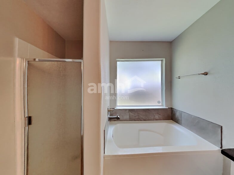 Building Photo - 18347 Austin Oak Ln