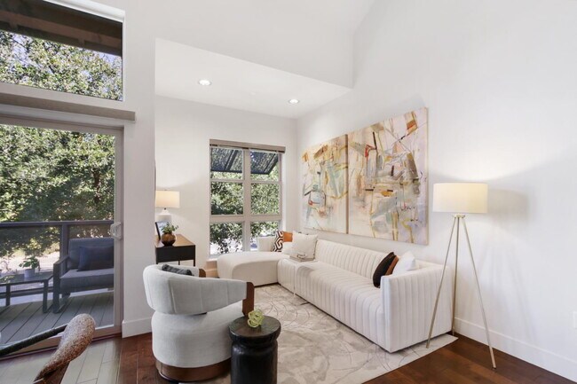 Building Photo - Gorgeous townhouse