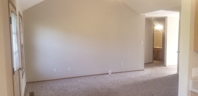 Building Photo - 813 N Pinewood Ave