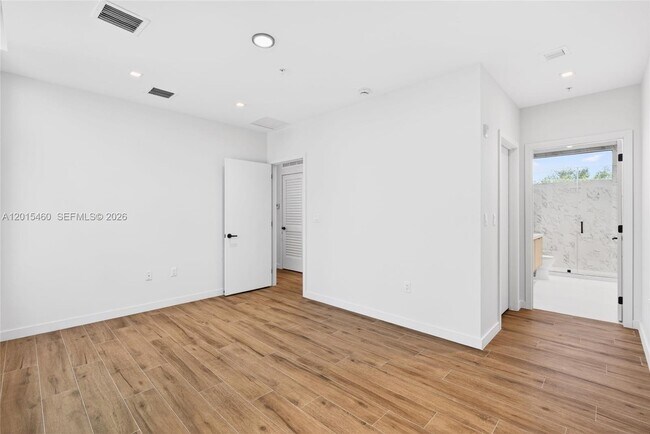 Building Photo - 515 NE 61st St