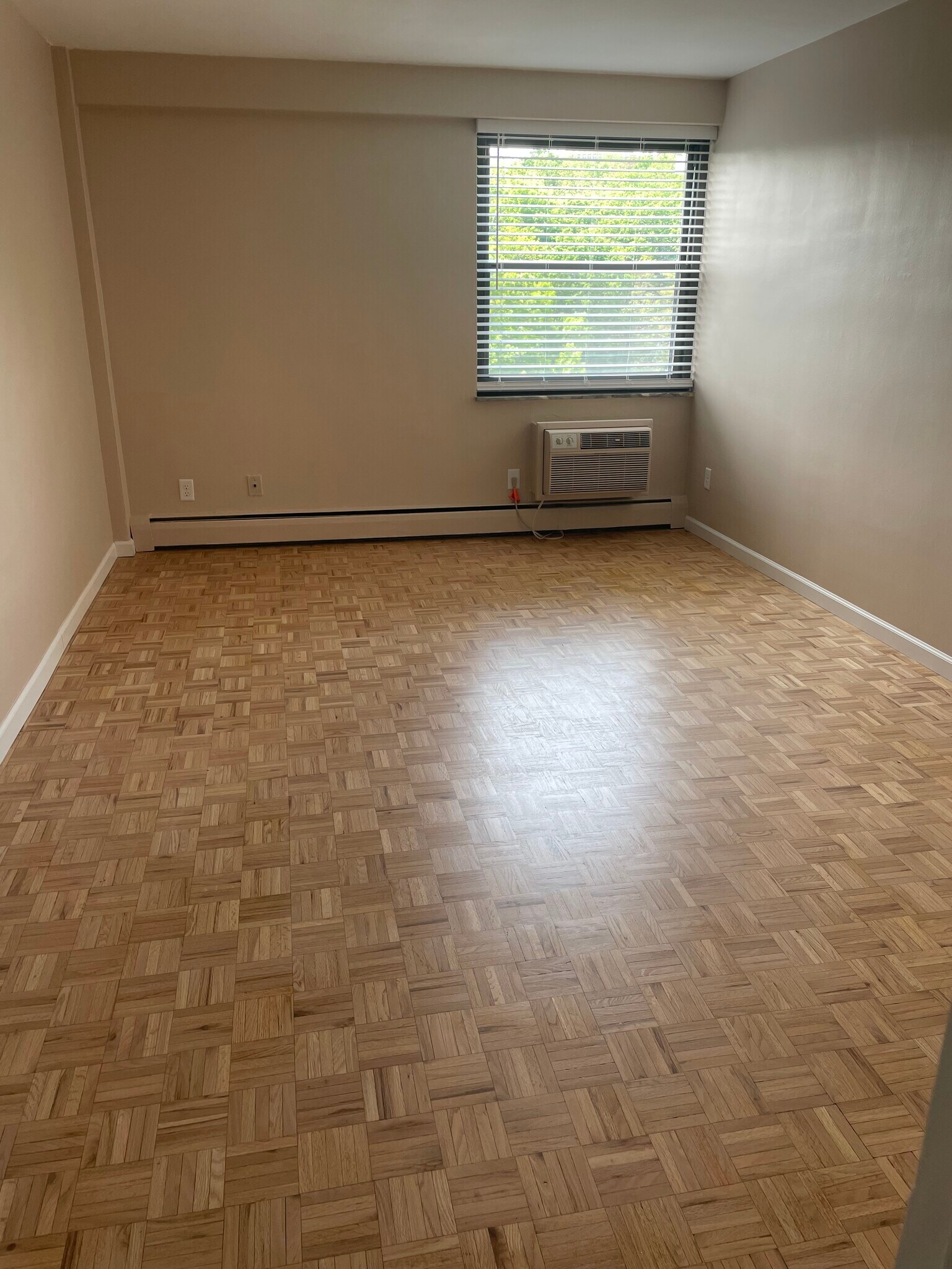 Primary bedroom-ac unit - 1815 William Howard Taft Rd
