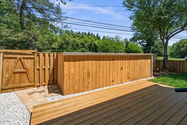 Building Photo - 3 Bed 2.5 Bath - Gaithersburg Townhome - Completely Renovated