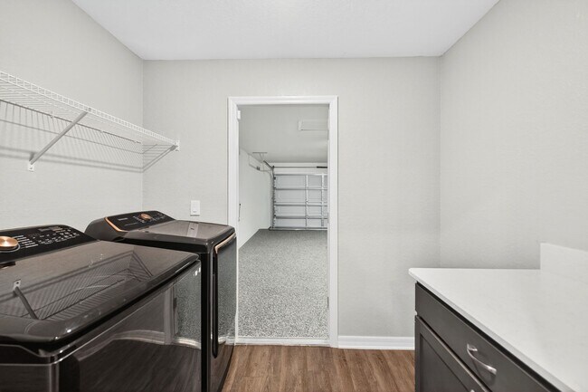 Building Photo - New Spacious 4 Bed - W/Amenities!