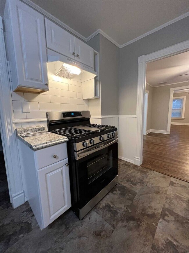 Building Photo - 21 Lincoln Ave