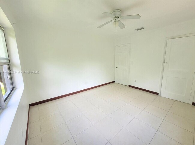Building Photo - 1429 NE 147th St