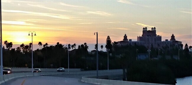 Building Photo - 106 1st St E