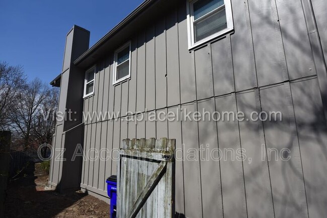 Building Photo - 1001 S Kenwood St