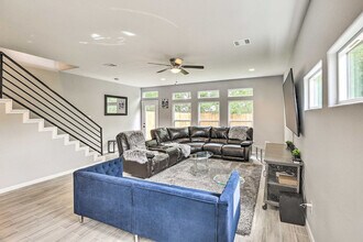 Building Photo - 4835 Sunflower St