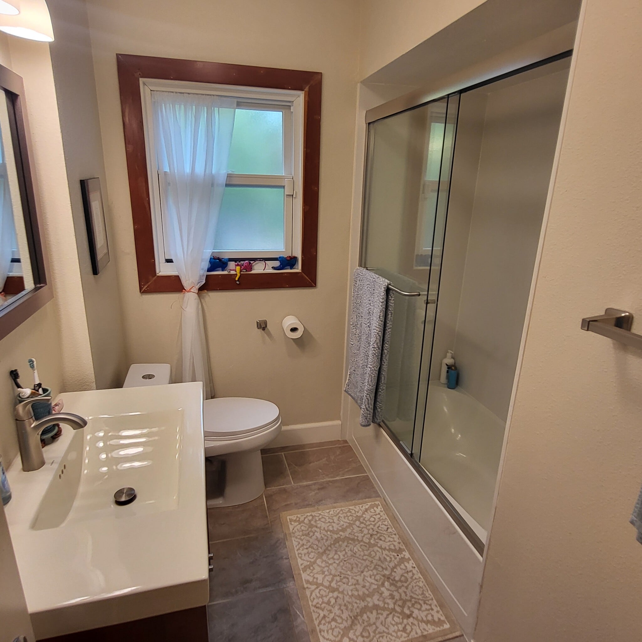 Hall Bath - 547 Santa Clara Ave