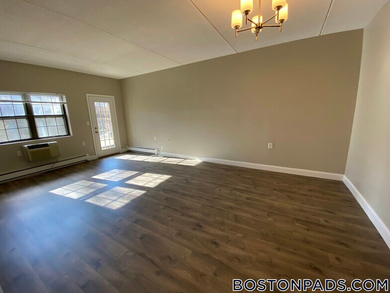 Building Photo - 757 Highland Ave