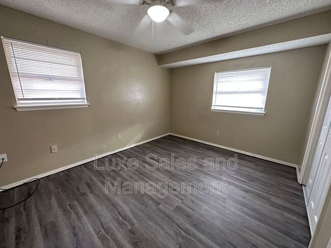 Building Photo - 621 Lotus Ave