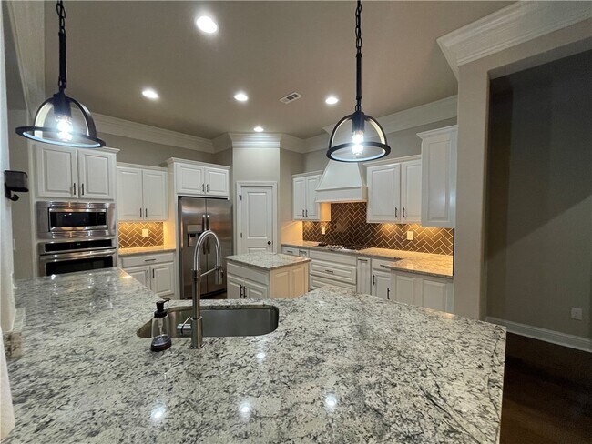 Building Photo - 1506 SW Edinburgh Ave