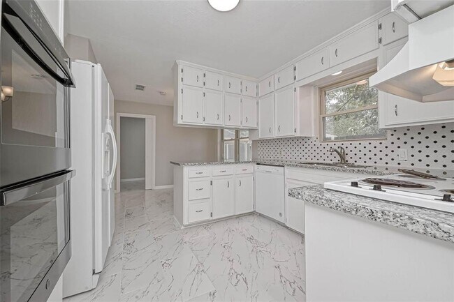 Building Photo - 26414 Maplewood Dr