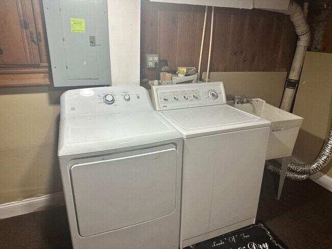Building Photo - Spacious Home! Finished Basement! W/D! Available Now!