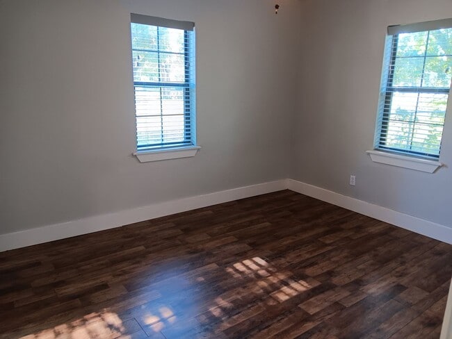 Building Photo - Remodeled & Cozy