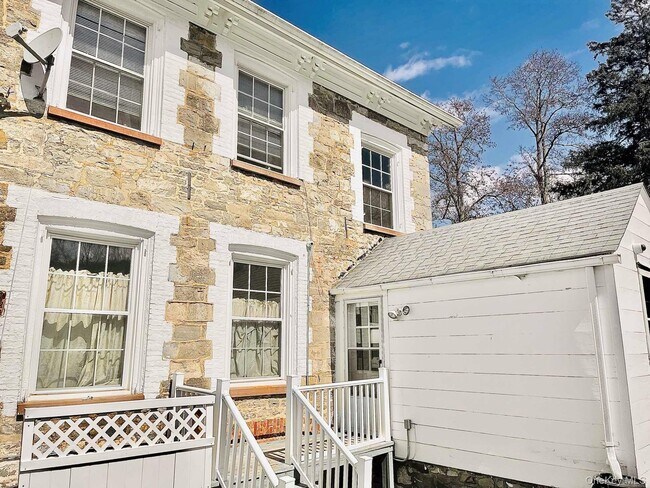 Building Photo - 1612 Main St