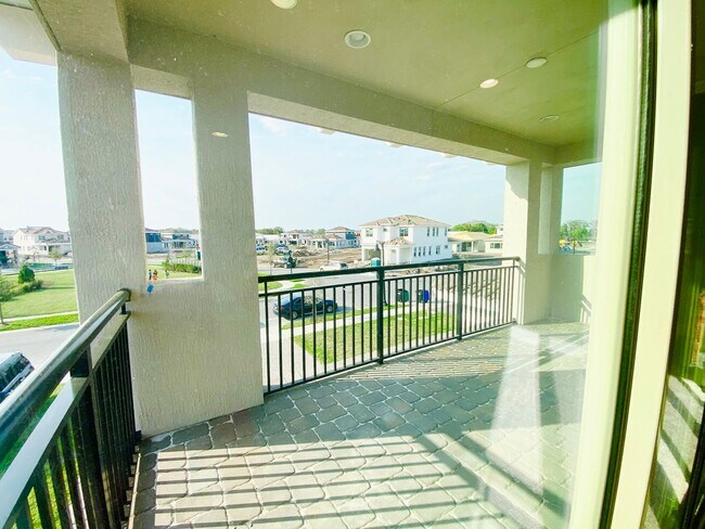 Building Photo - Luxury house for rent