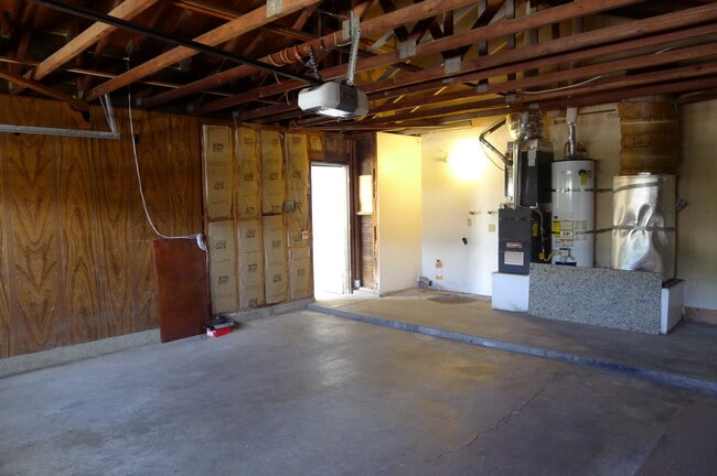 Building Photo - 2052 E Loraine St