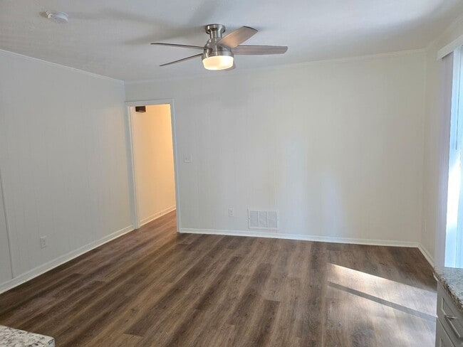 Building Photo - Renovated 3 bed 1.5 bath home located in M...