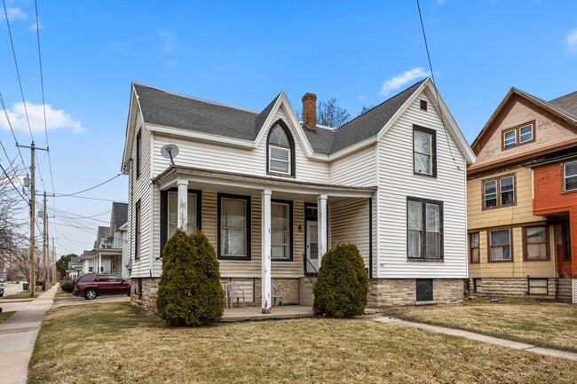 Building Photo - 117 W Division St