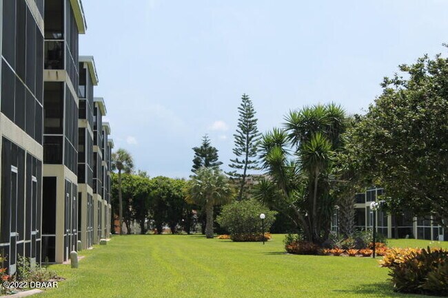 Building Photo - 719 S Beach St