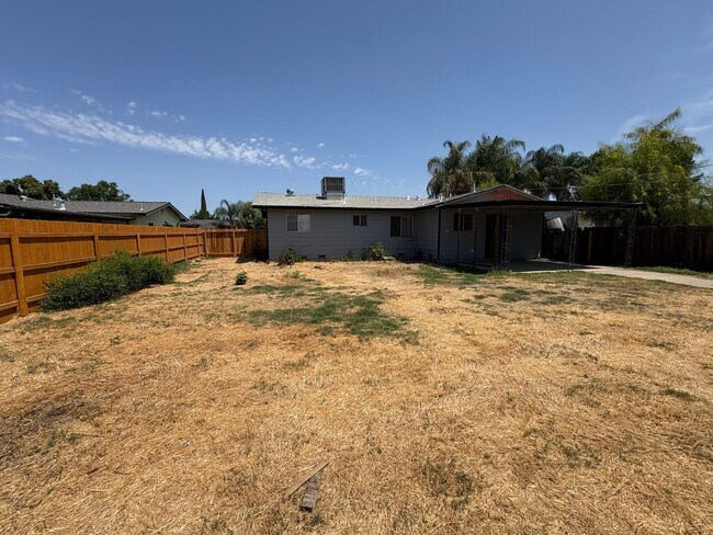 Building Photo - Updated Interior home in Dinuba near Shopp...