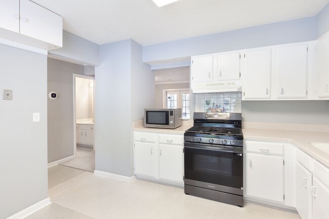 Building Photo - Two-Story Townhome Quiet Neighborhood w/ G...