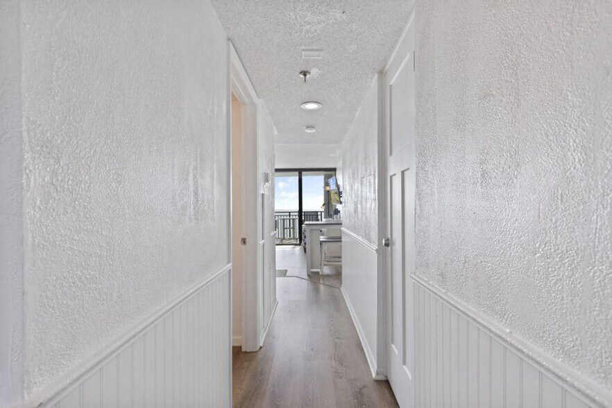 Building Photo - 5523 N Ocean Blvd