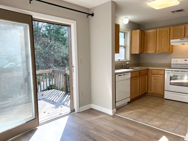 Building Photo - Rarely available Lake Vista Townhouse - en...