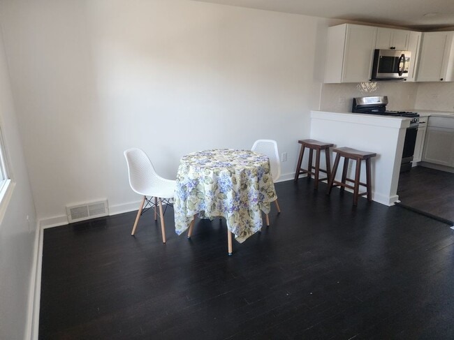 Building Photo - 5679 Valleyview Dr